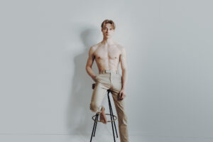 Full Body Portrait von jungem Mann - Fotobeispiel für Arbeit von Fotograf Köln Shotmedia