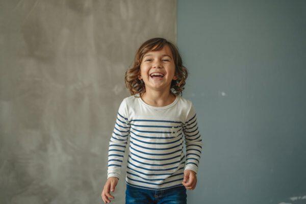 Fröhlich lachendes Mädchen beim professionellen Fototermin mit einem Kindergartenfotografen in Köln
