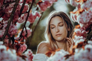 Beauty Portrait von Frau mit Blüten - Fotobeispiel für Arbeit von Fotograf Köln Shotmedia